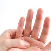 指と後遺障害等級認定｜曲がりにくくなった場合の慰謝料・逸失利益